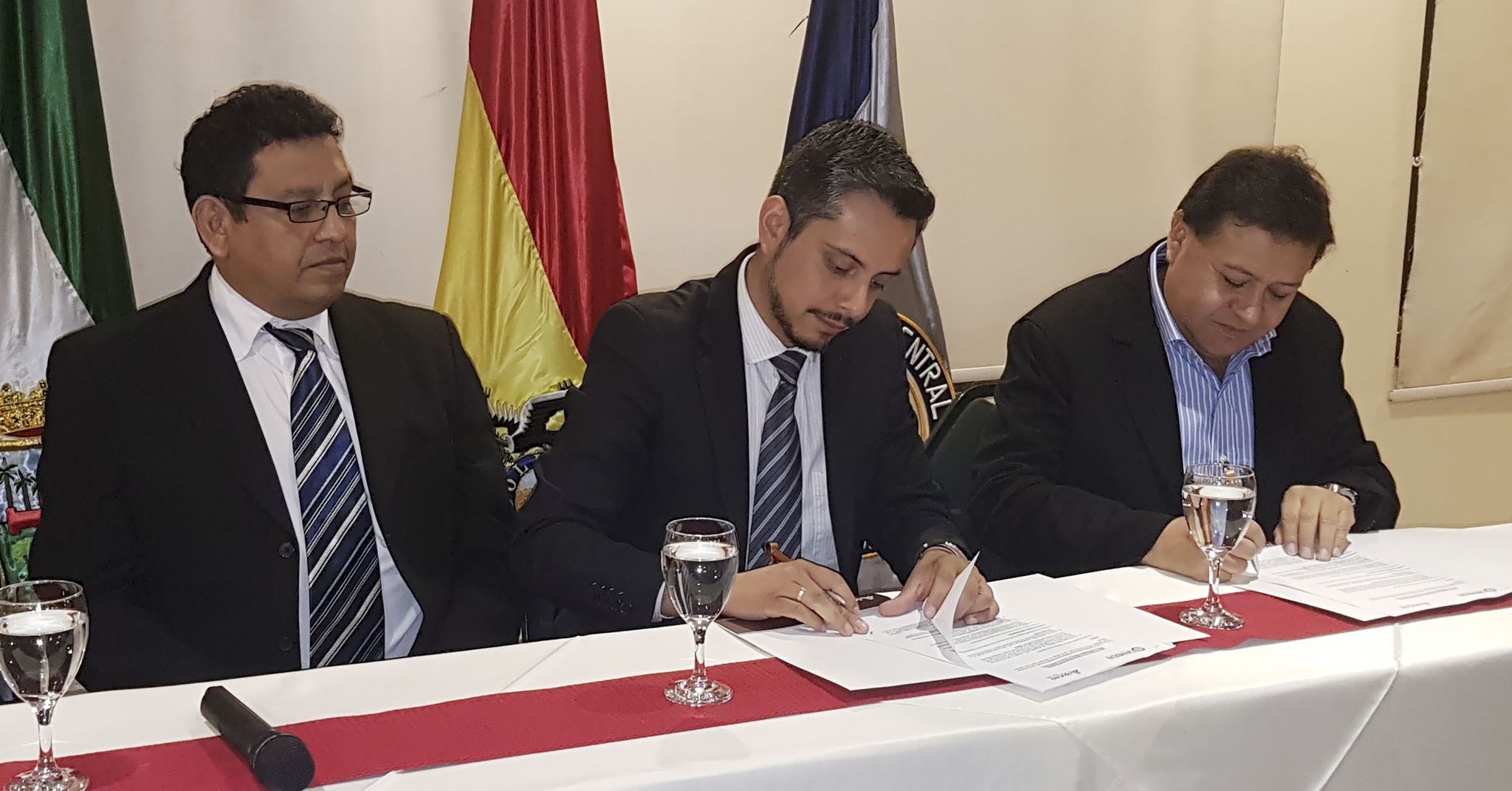 FIRMA DE CONVENIO ENTRE LA UNIVERSIDAD CENTRAL Y YOTAU ALL SUITS HOTEL