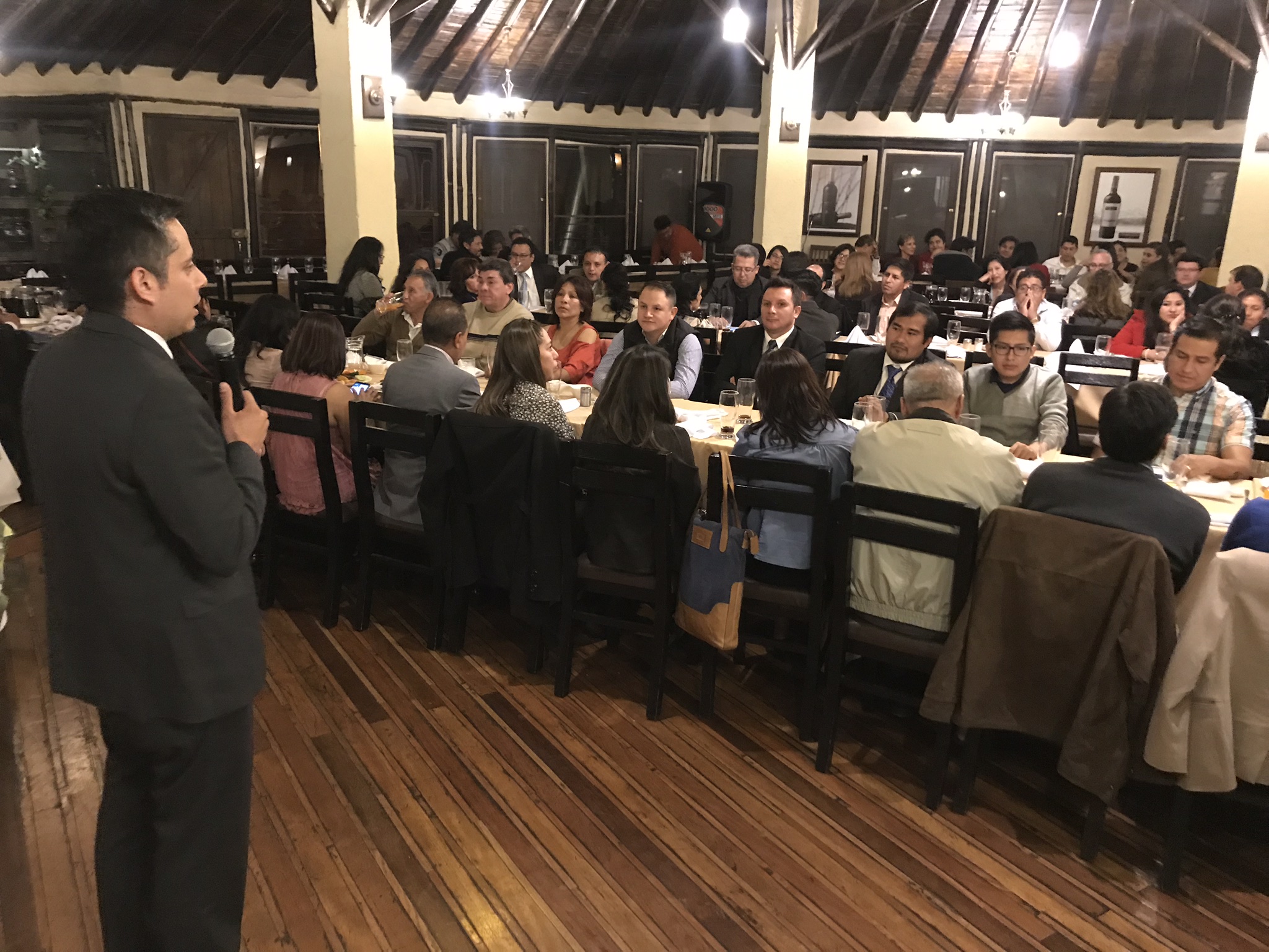 CON UNA AMENA CENA SE AGASAJÓ A DOCENTES DE UNICEN EN SU DÍA
