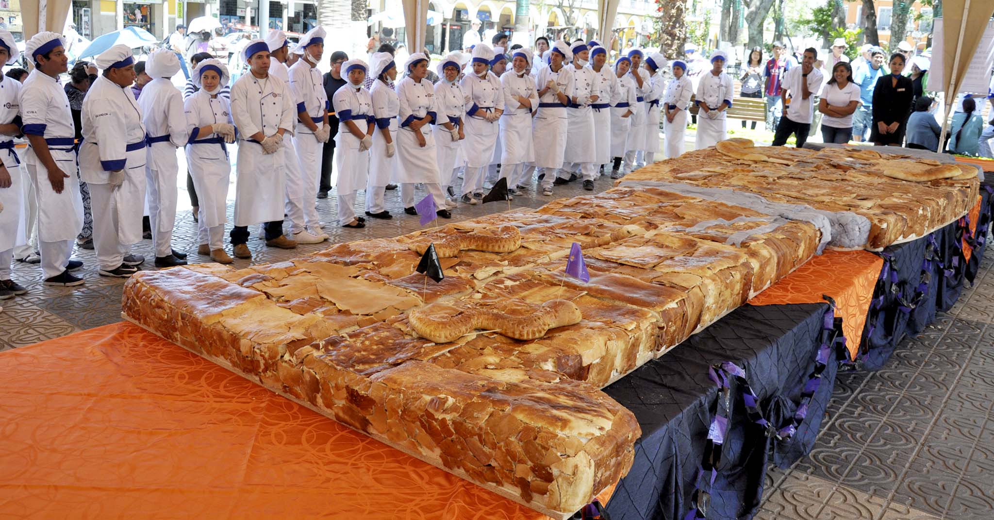 POSTULAMOS AL GUINNESS WORLD RECORD CON LA T´ANTAWAWA Y ESCALERA DE DULCE MÁS GRANDE DEL MUNDO