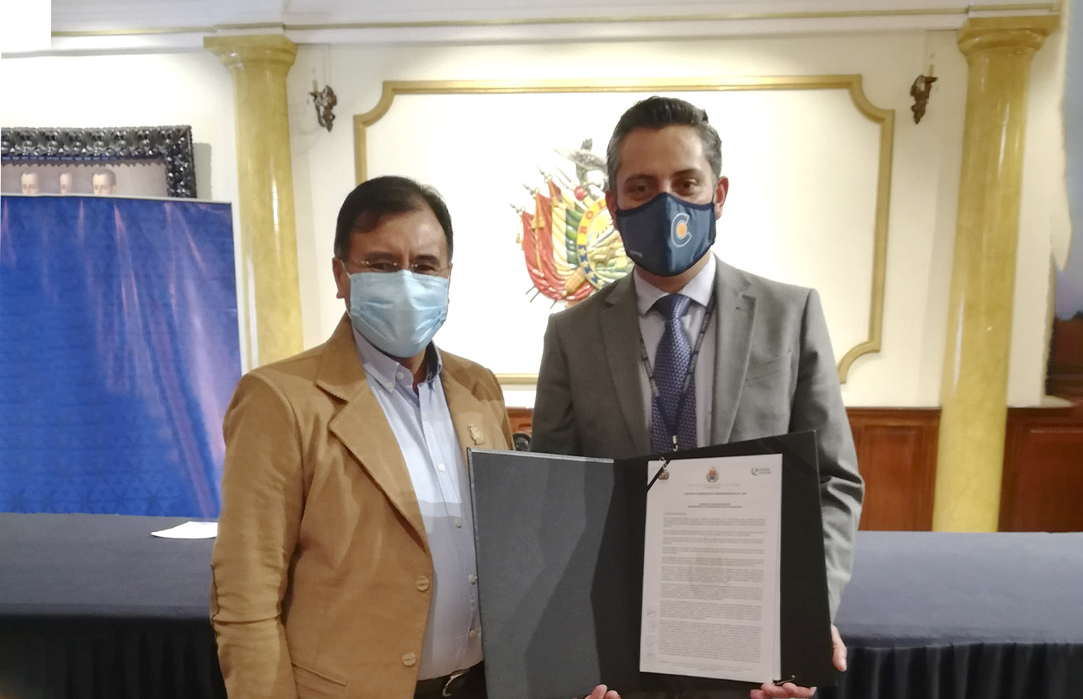 Gobernación de Cochabamba condecora a UNICEN por sus 31 años de Vida Institucional y su impecable trabajo a favor de la Educación Superior