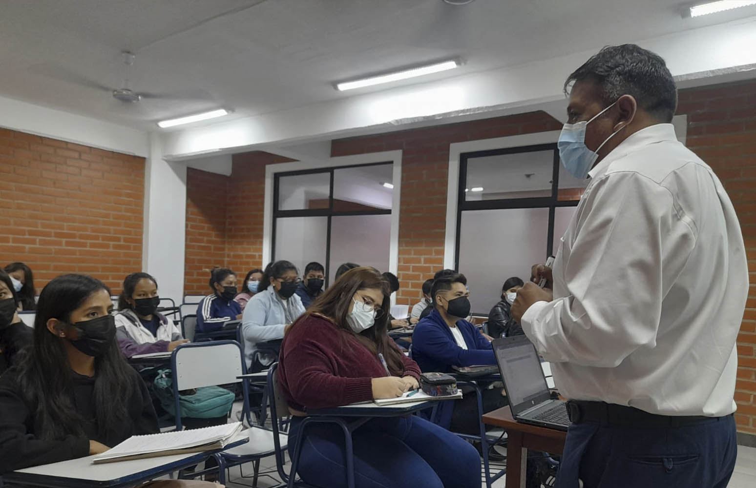 Taller de instrumentos sobre investigación cuali – cuantitativa en la carrera de Ingeniería Comercial