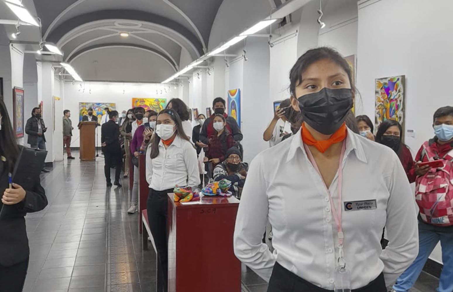 Presentes como personal de protocolo en la exposición de cuadros de Mamani Mamani