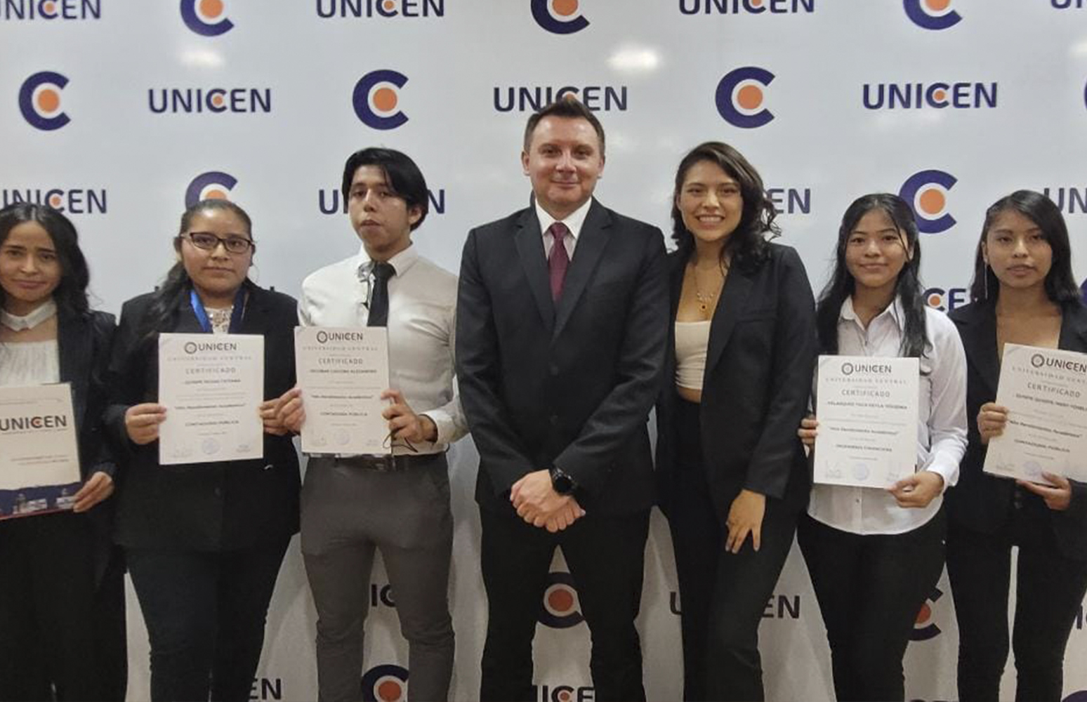 Reconocimientos a estudiantes destacados en conmemoración al 21 de septiembre