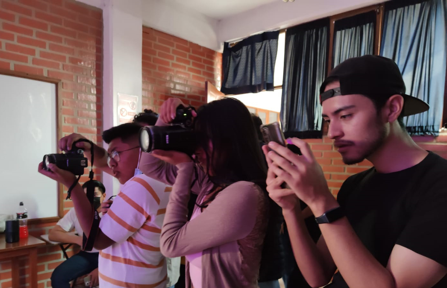 Taller de fotografía con el fin de aprender y comprender la fotografía como arte y lenguaje visual