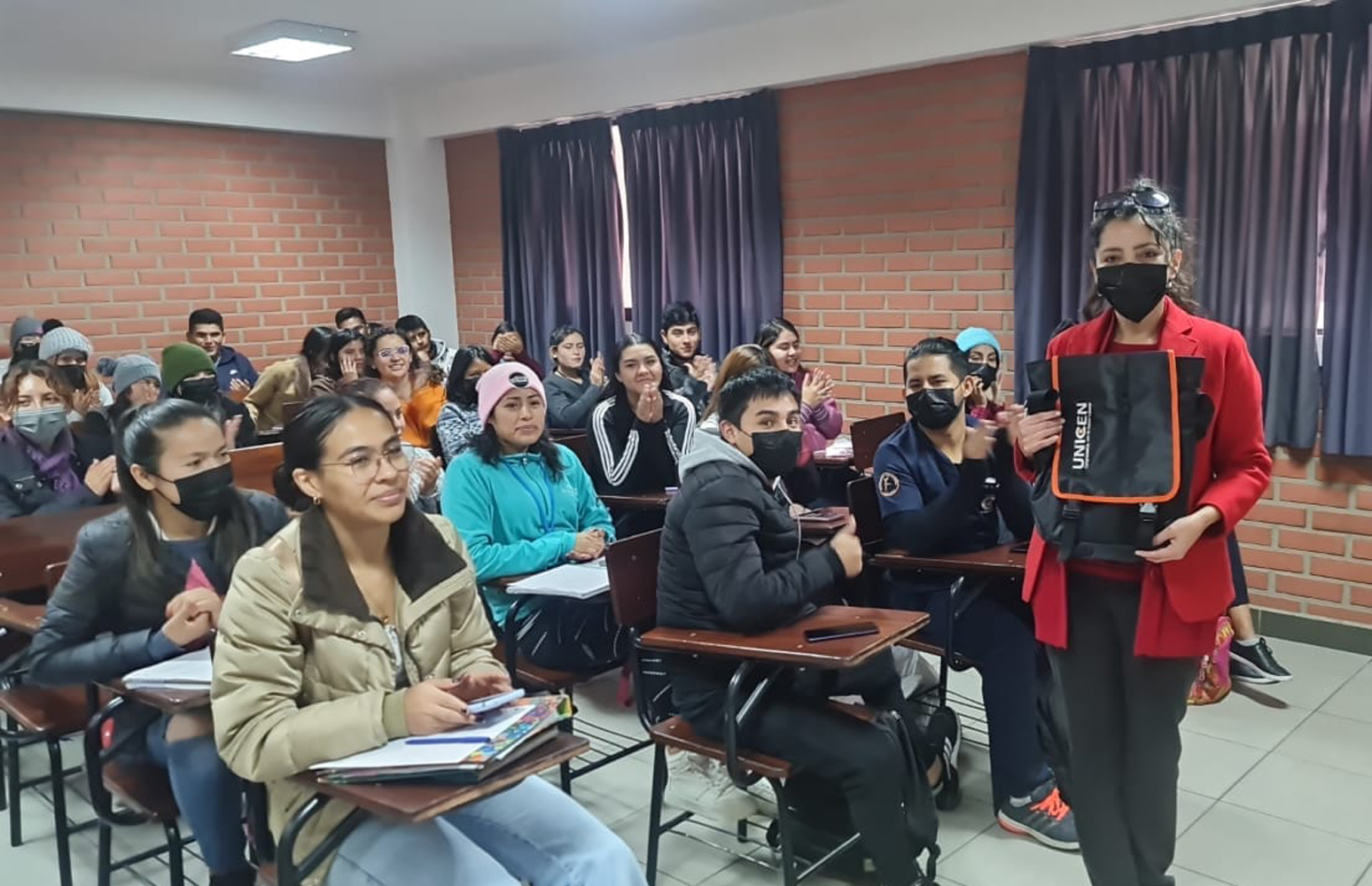 Con un singular obsequio en Cochabamba se festejó el Día del Maestro