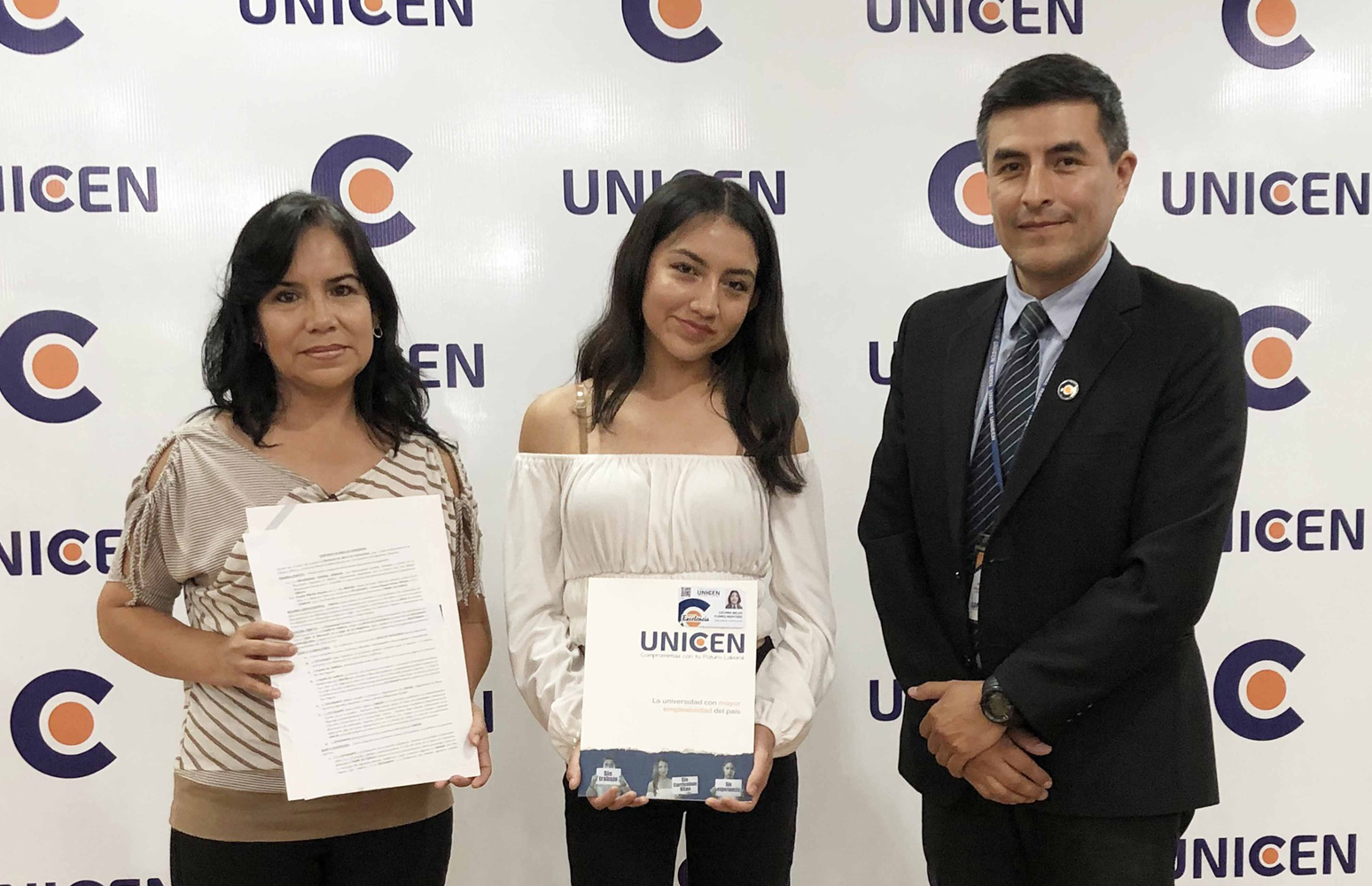 Reconocemos y premiamos con la BECA EXCELENCIA a estudiantes con alto desempeño académico