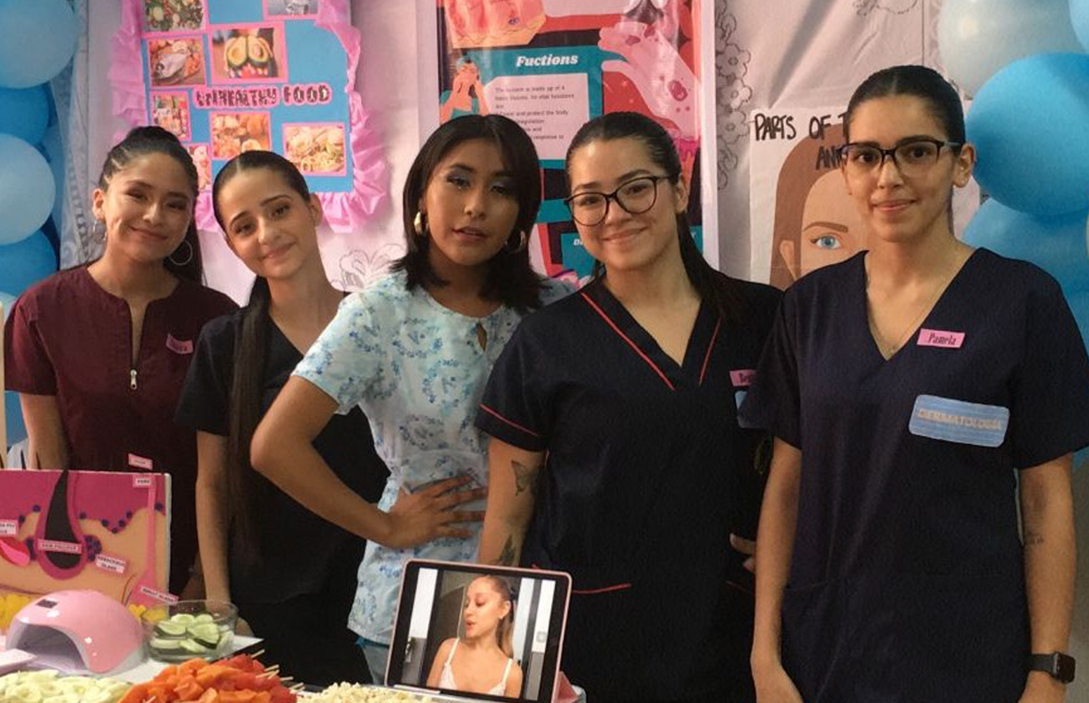 Feria informativa de la carrera de Medicina sobre los sistemas del cuerpo humano y las enfermedades