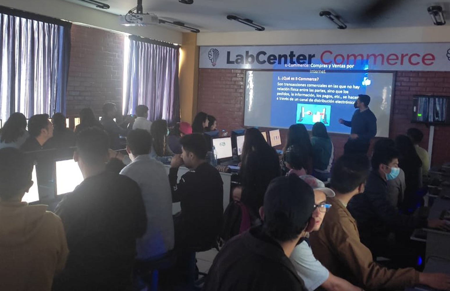 Taller de desarrollo de tiendas virtuales en el Laboratorio de E-commerce de la carrera de Ingeniería Comercial