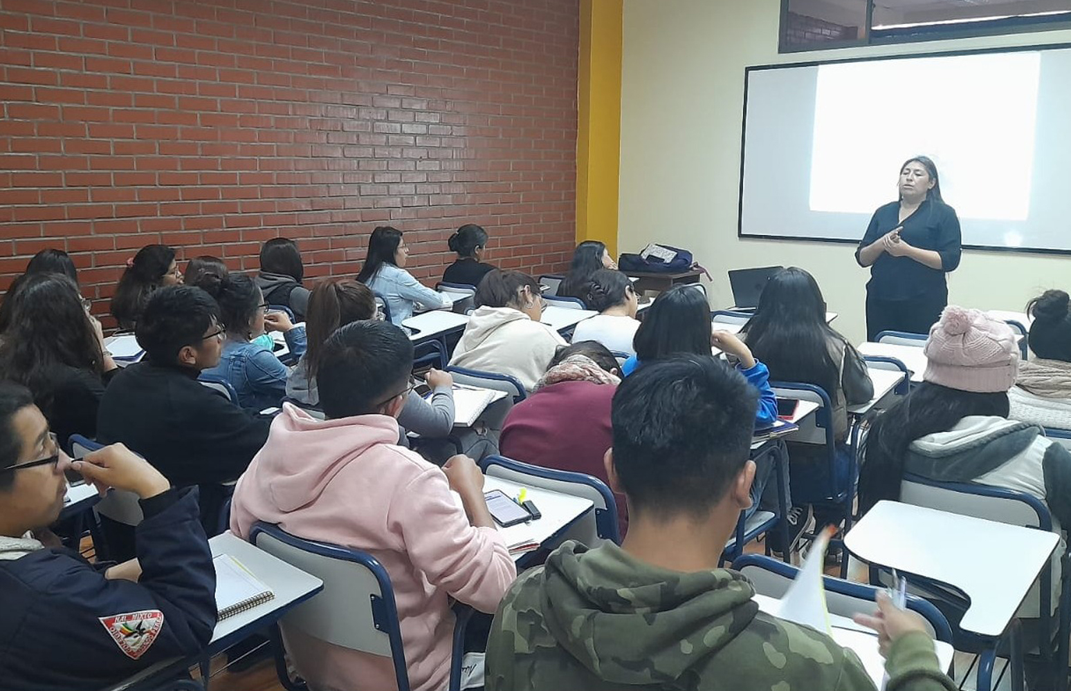 Estudiantes de Psicología se capacitan para la campaña en Salud Mental organizada por la Asociación de Alzheimer Bolivia