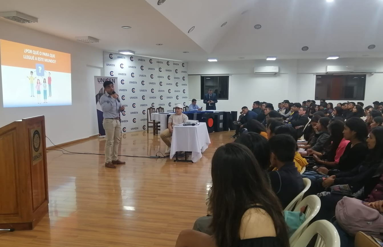 Se desarrolló el Conversatorio “Vender es dar”, dirigido a estudiantes de las carreras del área empresarial