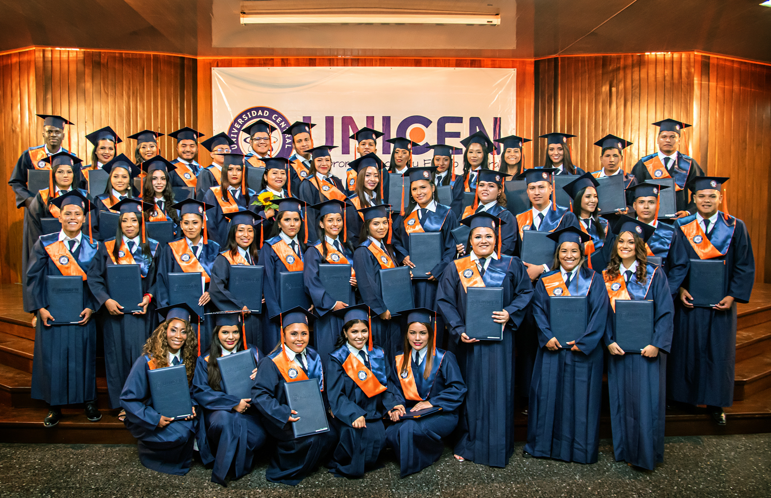 Estudiantes de Santa Cruz fueron merecedores de su Diploma Académico y Título Profesional
