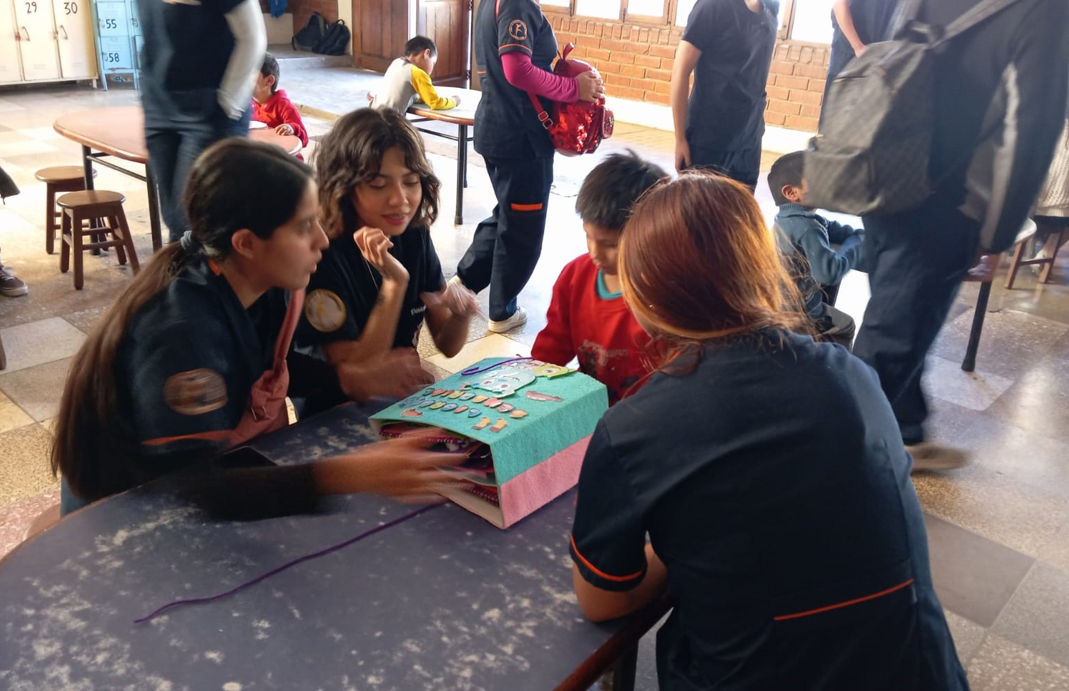 Libros sensoriales para niños y niñas del Centro de Acogida Amigos de Salomón Klein