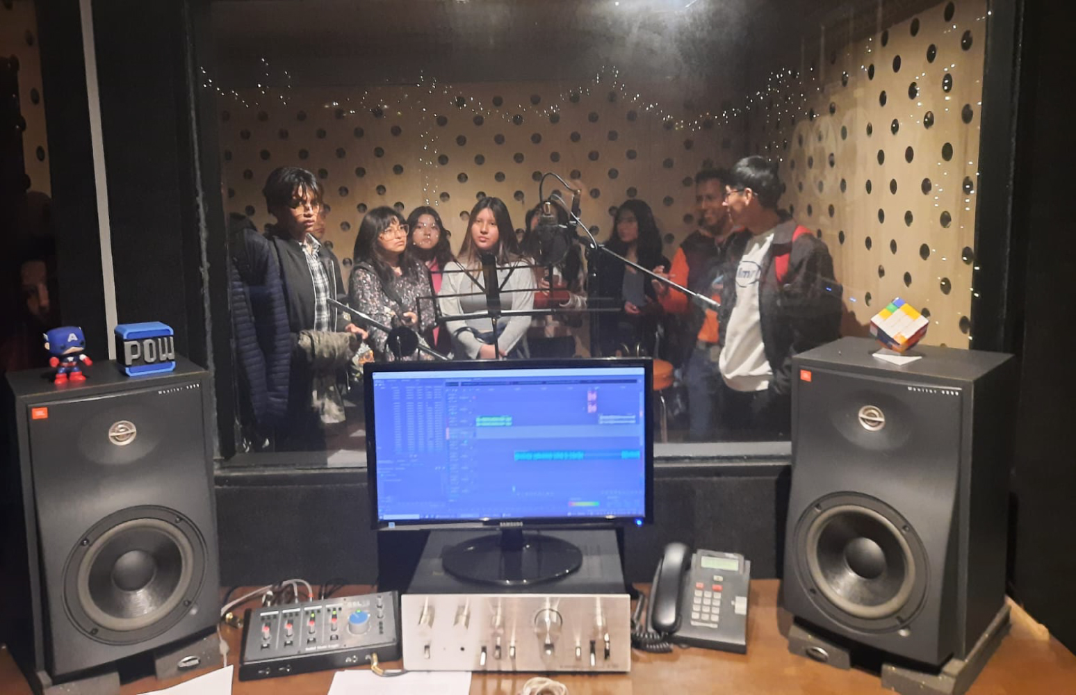 Visita de Estudiantes de Ingeniería Comercial al Canal de Televisión Sistema Cristiano de Comunicaciones