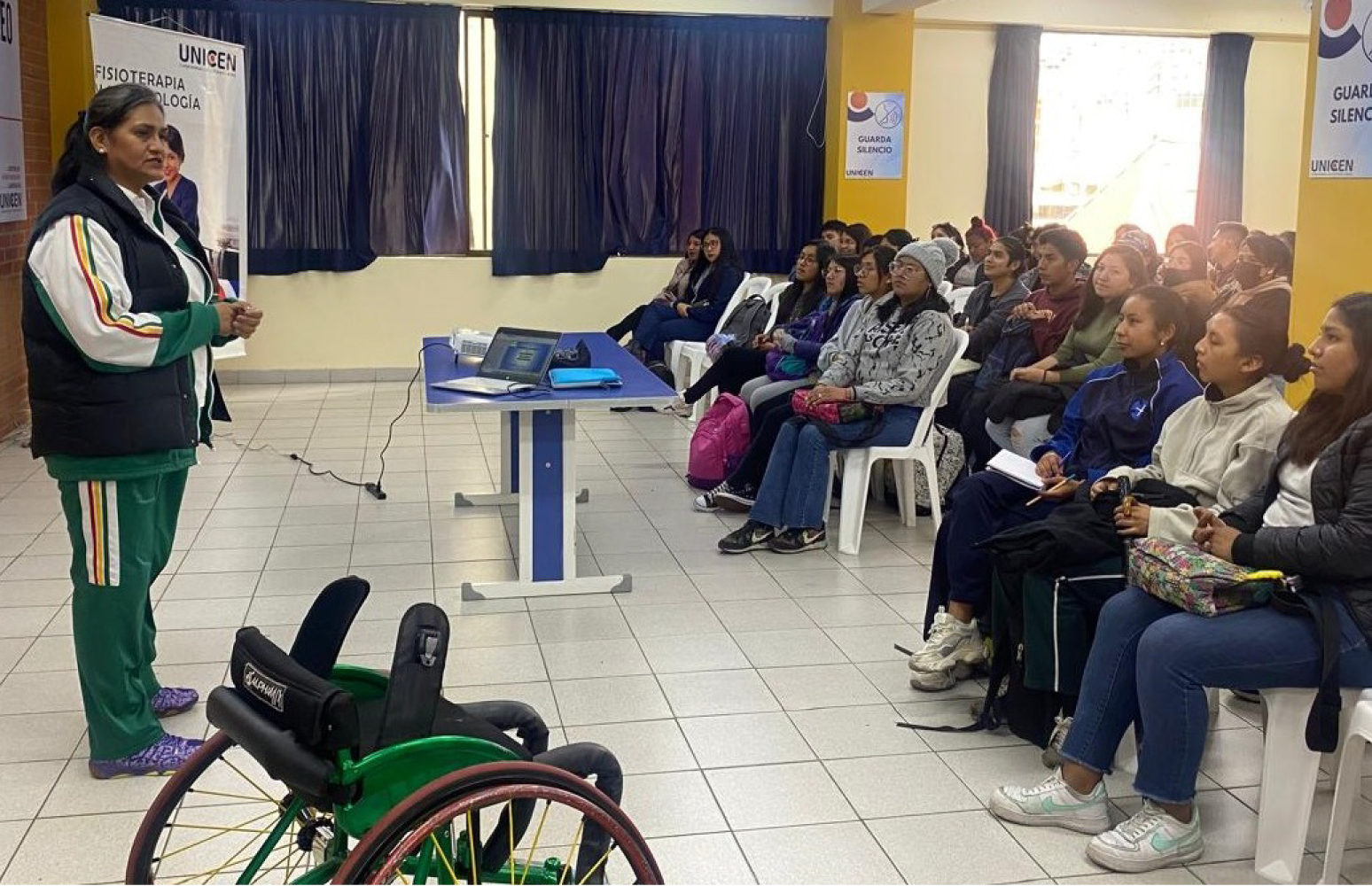 Conferencia sobre el deporte paralímpico con la carrera de Fisioterapia y Kinesiología, junto al Comité Paralímpico Boliviano