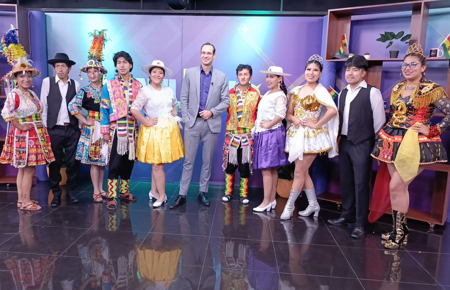 El Taller de Danza Folklórica de UNICEN se presentó en Bolivia TV