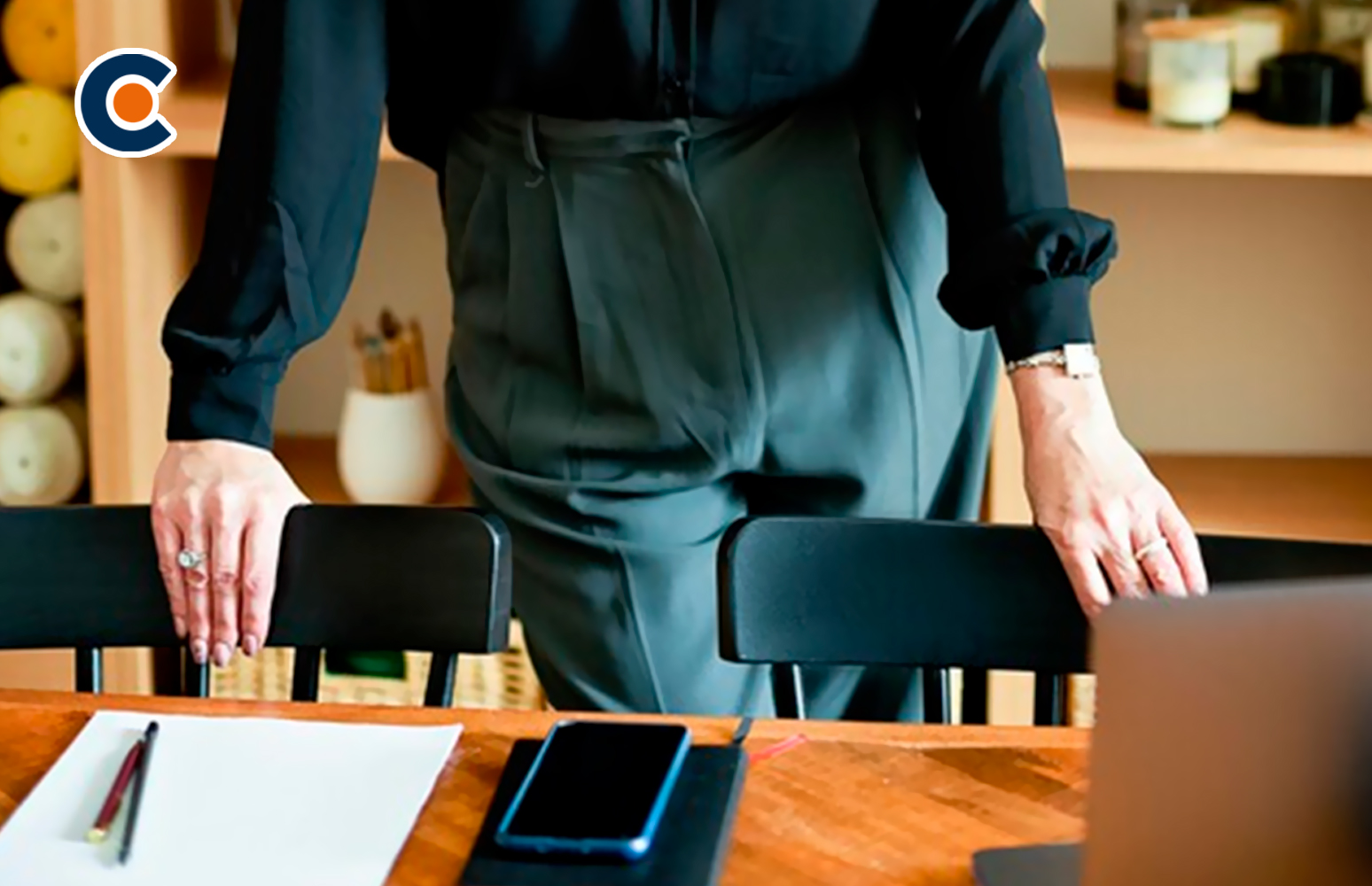 Si tu silla cojea en una entrevista de trabajo, no es casualidad: Están evaluando algo más que tu currículum